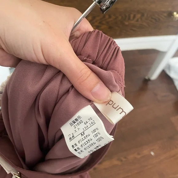 Elegant Mauve Pleated Skirt with Chain Detail - Picture 7 of 8